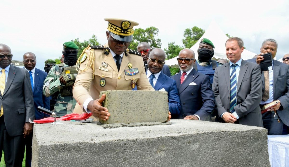 Le président de transition du Gabon pose la première pierre de l’immeuble siège de la Cobac