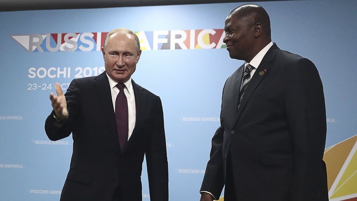 De gauche vers la droite, Vladimir Poutine le président Russe et Faustin Archange Touadera le président Centrafricain.