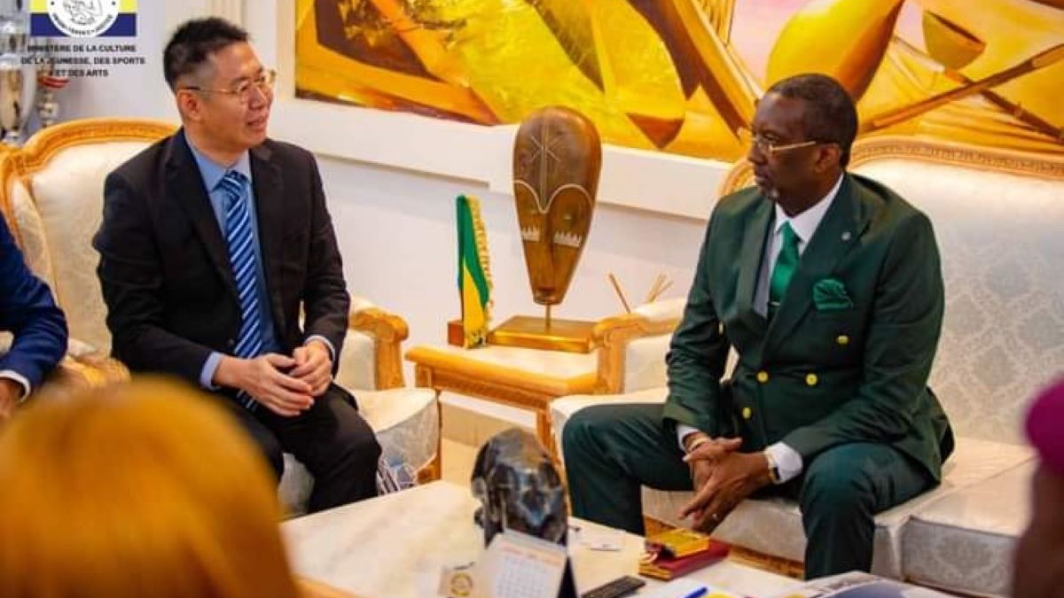 le ministre gabonais de la Culture, de la Jeunesse, des Sports et des Arts, André-Jacques Augand en compagnie de Yu Shuiwang, représentant de la CSCEC au Gabon