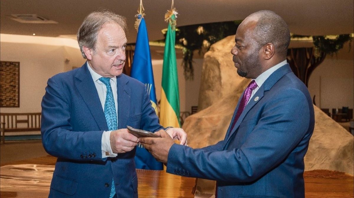 Lord Hugo Swire, vice-président du Conseil des Investissements du Commonwealth (à gauche) en visite au Gabon