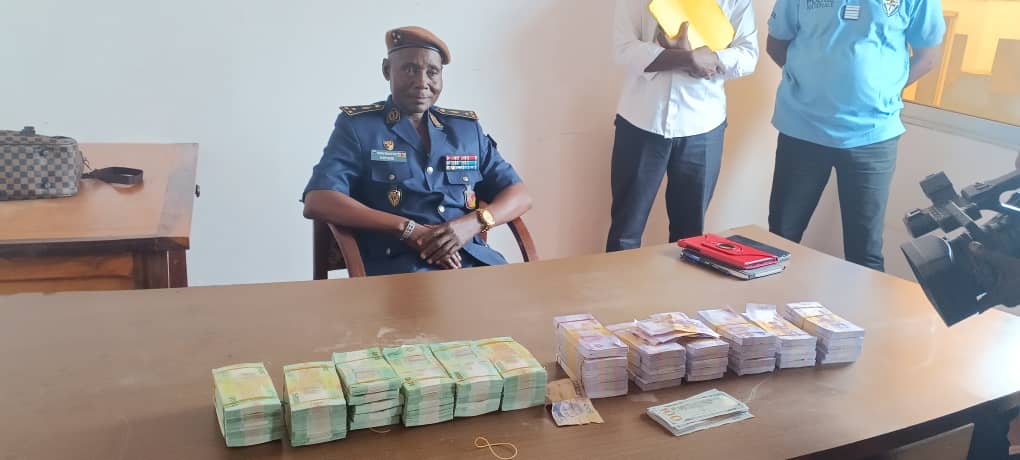 The Deputy Director General of the Central African Police, Elie MbaÏlaou presented some of the counterfeit notes seized The Deputy Director General of the Central African Police, Elie MbaÏlaou presented some of the counterfeit notes seized